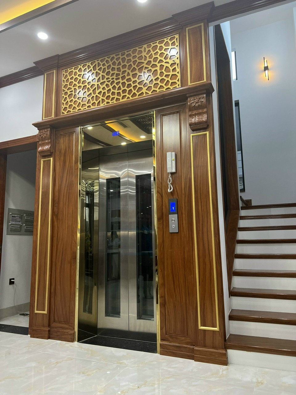 Thang khách kính mặt tiền ốp gỗ 
